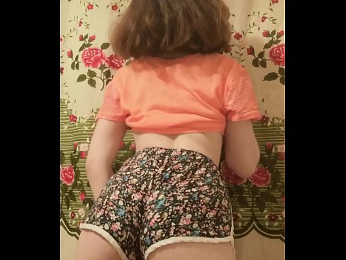 ❤️ Dhallaan yar oo sexy ah oo iska siibaysa surwaalka gaaban ee kamarada ️❌ anaga ❌️